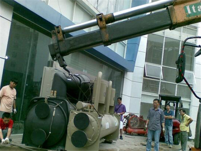 独山子区随车吊和汽车吊的核心区别是什么？哪种更省钱？